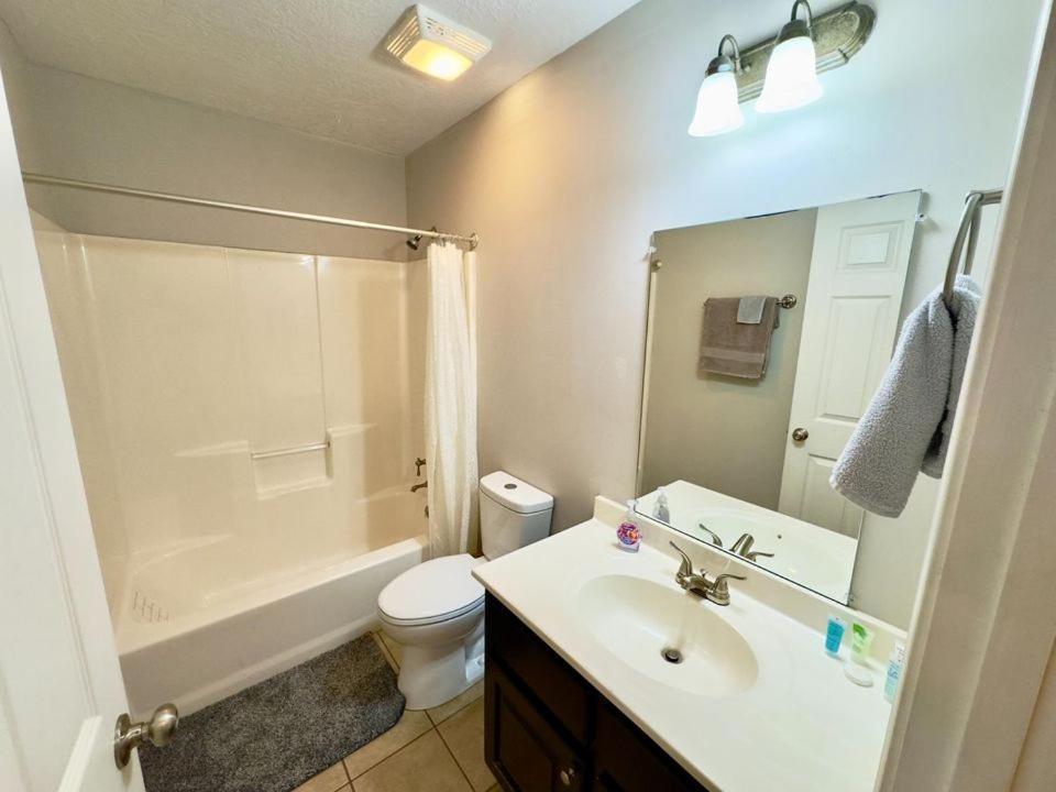 Cozy 2 Bedroom Townhouse Near Lake And Restaurants Гантерсвилл Экстерьер фото